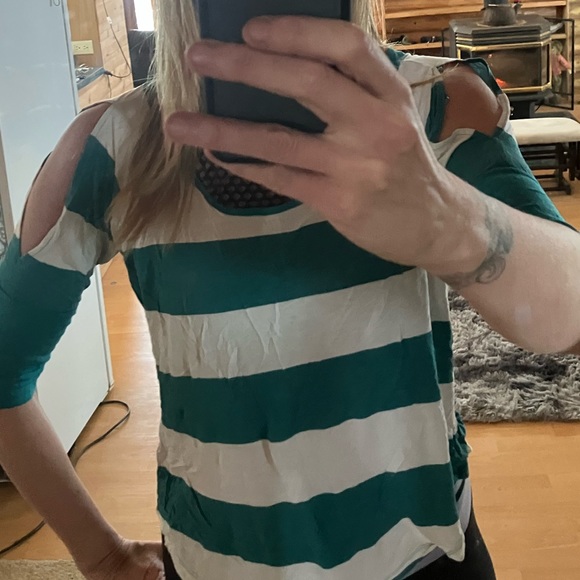 🦩 3 for $30 🦩 striped top with open sleeves - Picture 4 of 4